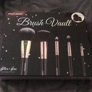 NWOT Profusion Brush Vault
